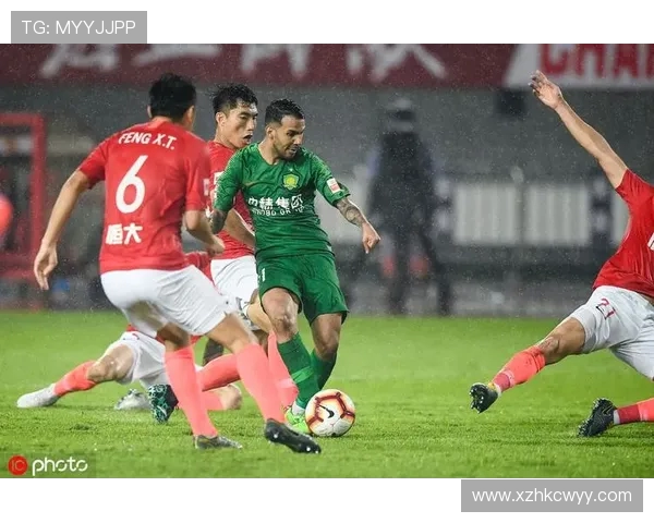 广东宏远迎战劲敌,关键比赛激烈对决引发球迷热议 广东宏远迎战劲敌,关键比赛激烈对决引发球迷热议