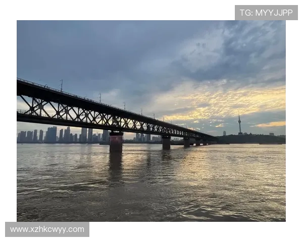 武汉三镇历史文化融合探索：从江城到现代都市的变迁与未来发展路径